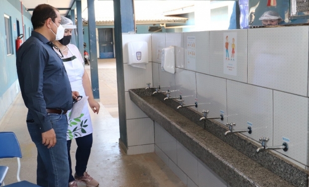Prefeitura instala lavabos e material de higiene para retorno s aulas presenciais